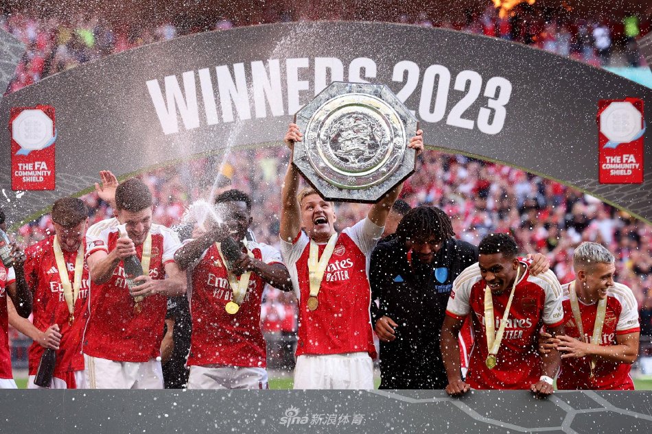 中场球员在 中场球员在